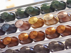 コーヒーカプセルを詰め込む密封機